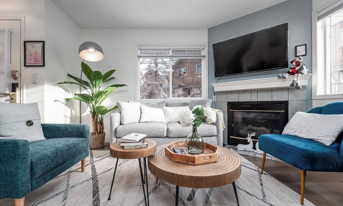 Harvie Heights Apartment | Luxurious Retreat/Hot Tub/Mountain View/4 Beds