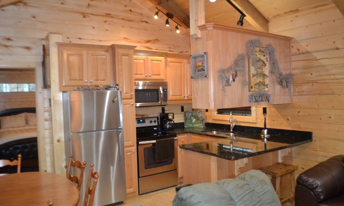 Shreveport Cabin | Luxurious Romantic Log Cabin North of Shreveport