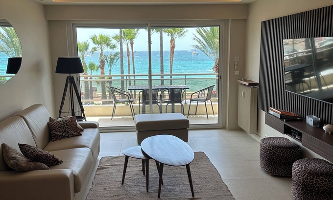 Pointe Croisette Apartment | Luxurious Rottaro apartment facing the sea.