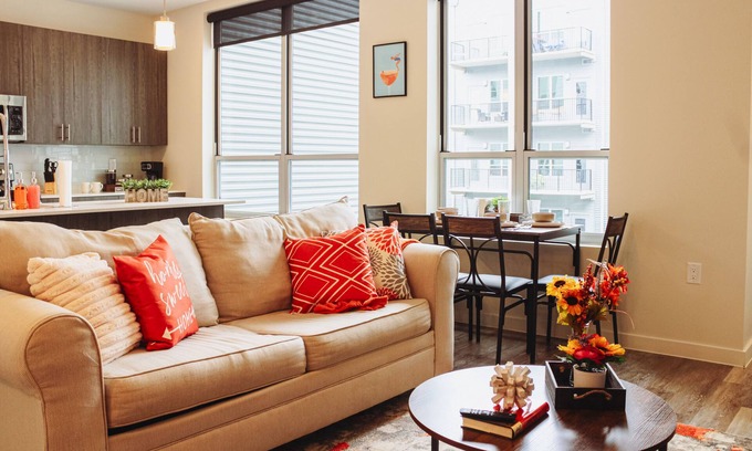 Downtown Louisville Apartment | Luxurious Spacious Apartment in the Heart of Downtown! King Bed, Gym, Pool!