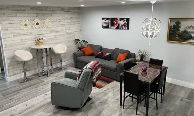 Ludlam House | Luxurious & spacious townhouse 6 MILES FROM BEACH
