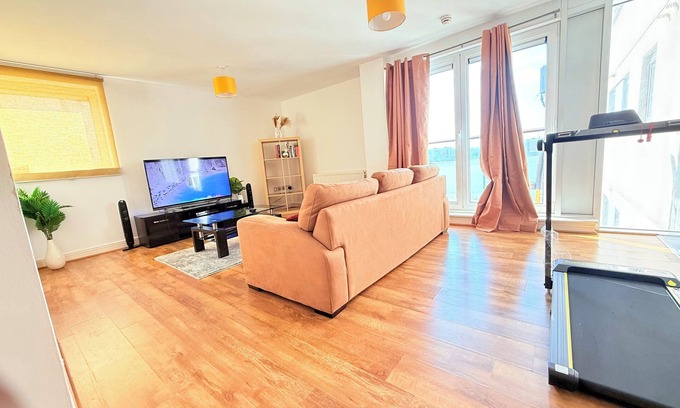 Royal Docks Apartment | Luxurious two bedroom with en-suite bathroom with a running machine included.