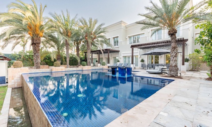 Emirates Hills Villa | Luxurious Villa with Private Pool, Game Lounge and Mins from Dubai Marina and JBR Beach, Emirates Hills by Deluxe Holiday Homes