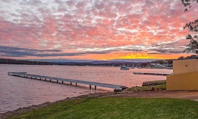 Coal Point House | Luxurious Waterfront with Jetty and Boatshed
