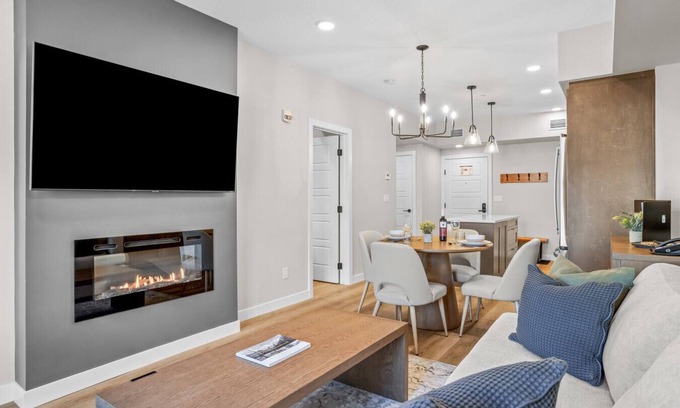 Dead Man's Flats Apartment | Luxury 1 Bed|Mountain Views |Heated Pool & Hot Tub