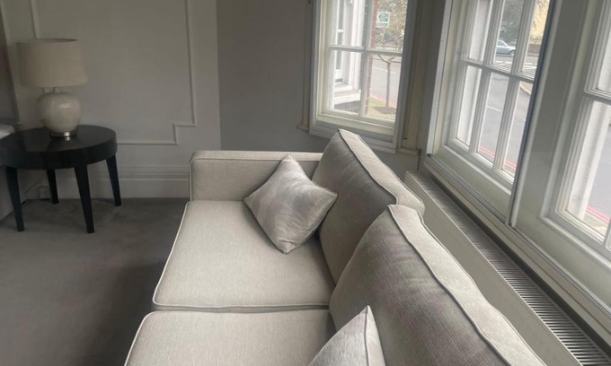 Shepherd's Bush Apartment | Luxury 1 bedroom apartment Shepard’s Bush