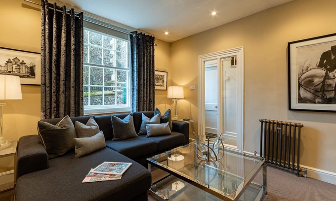 Norwich House | Luxury 17th century townhouse in Central Norwich close to eateries/bars/shopping