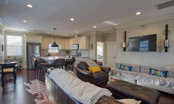 Old Town Apartment | Luxury 2 bed 1 bath in nice neighborhood.