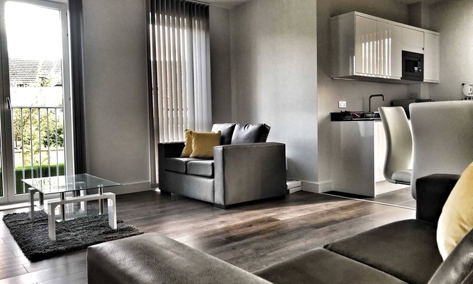 Watford Apartment | Luxury 2 Bed/2 Bath! 19 minutes to Central London