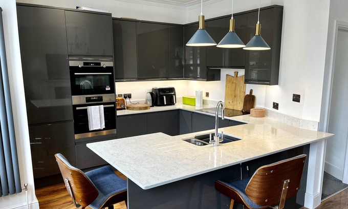 Clock House Apartment | Luxury 2-bed Apartment