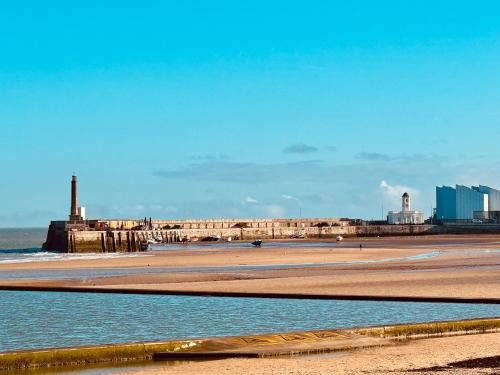 Margate Apartment | Luxury 2 Bed Apartment with Stunning Sea View Steps from Old Town and Dreamland