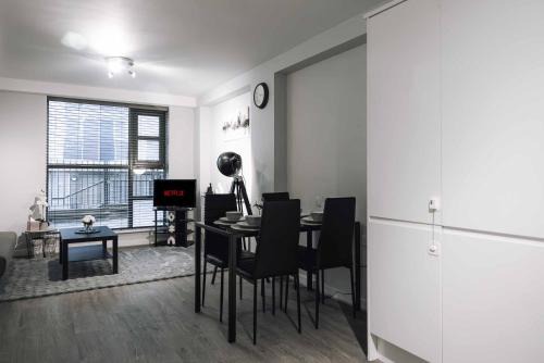 Stratford and New Town Apartment | Luxury 2 Bedroom Apartment near Stratford Station for Corporate and Group Stays