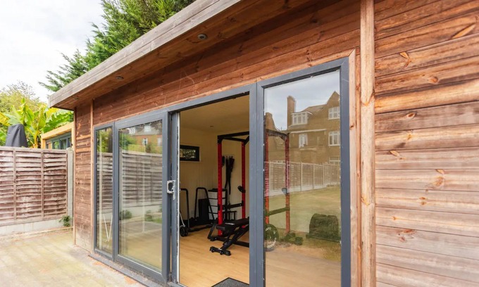 Streatham Hill Apartment | Luxury 2 Bedroom Apartment With Large Garden & gym