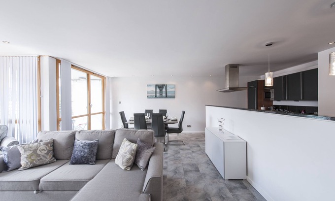 West End Apartment | Luxury 2 bedroom City Centre Apartment (with lift, underground parking, wifi)