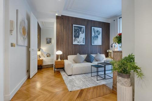 Chaillot Apartment | Luxury 2-Bedroom for 6 - Avenue Montaigne