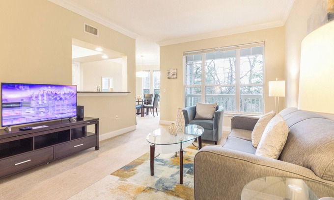 Waltham House | Luxury 2 BR/2 BATH Townhouse near I-95. Pet-Friendly!