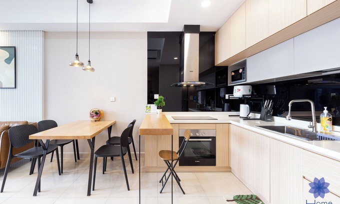 Phu Nhuan Apartment | Luxury 2BRs-2WC Apartment; 1.5km from airport w/free Pool & Gym