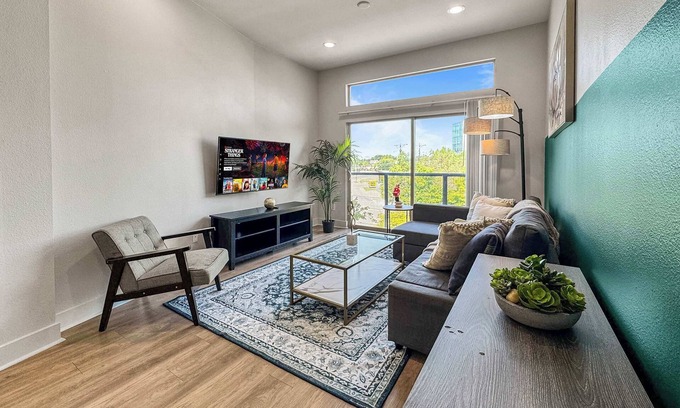 Deep Ellum Apartment | Luxury 2BD | Deep Ellum | Free Parking | Pool+Gym