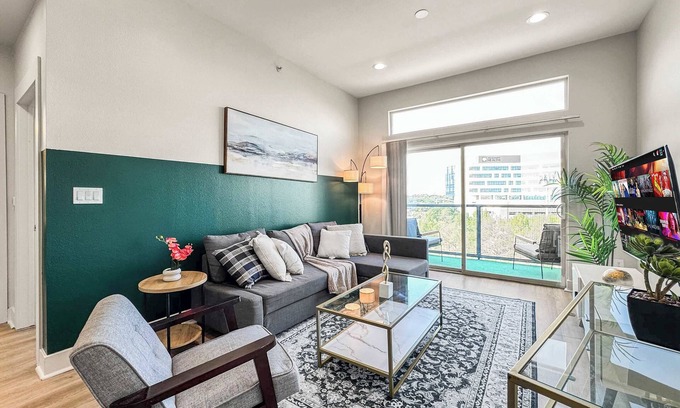 Deep Ellum Apartment | Luxury 2BD | Deep Ellum | Free Parking | Pool+Gym
