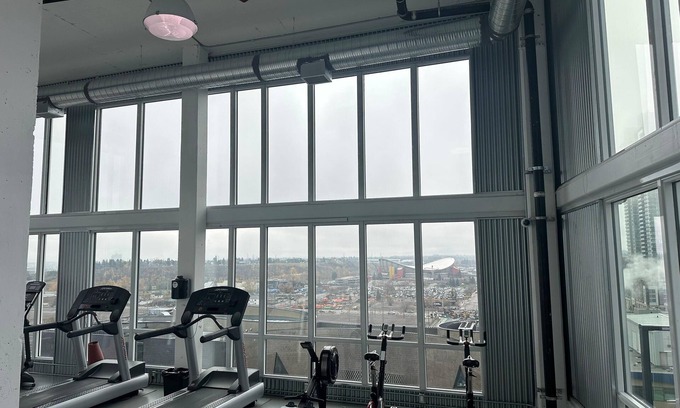 East Village Apartment | Luxury 2BR Condo in Downtown Calgary | Free Parking | Walk to Stampede & C-Train