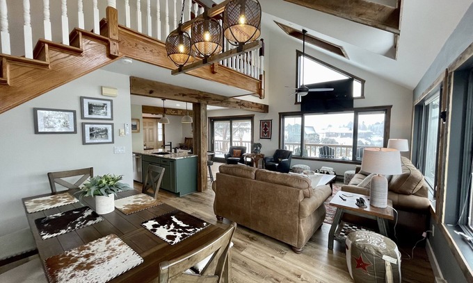 Gardiner House | Luxury 3 bed/2 bath river front house, 10 minutes from Yellowstone Park