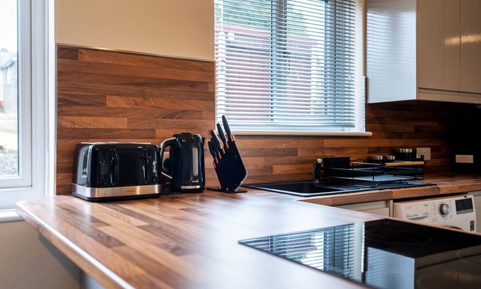 High Hazels House | Luxury 3 bed house near centre, close to shops