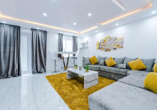 Manchester Apartment | LUXURY 3 BEDROOM HOUSE Close to Manchester Center
