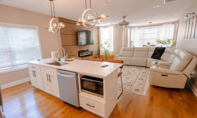 Rogers Park Condo | Luxury 3 bedroom in Chicago, minutes from downtown and steps from Lake Michigan