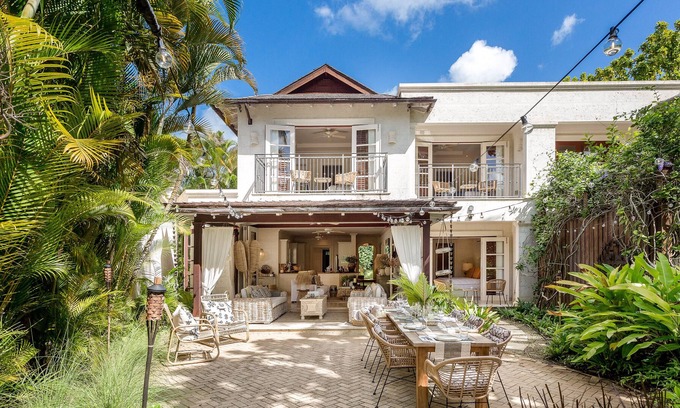 Gibbes Villa | Luxury 3-bedroom villa w/ pool at 50m to the beach