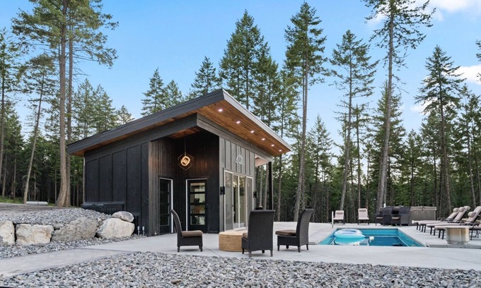 Lakeside House | Luxury 3 Home Estate in Lakeside with Heated pool, Hot tub & Putting green.