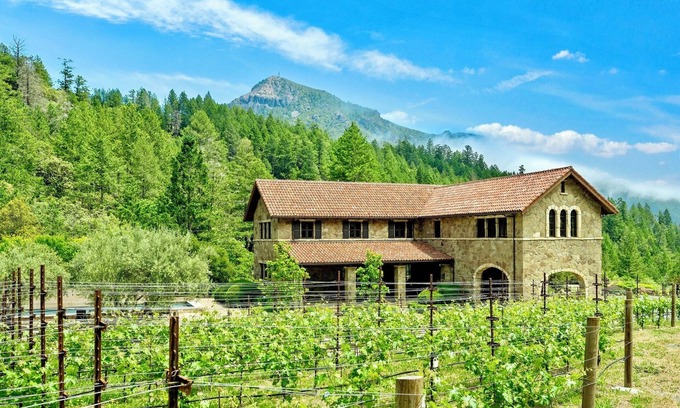Sonoma County Villa | Luxury 38-Acre Calistoga Estate with Pool, Vineyard Views & Fire Pit