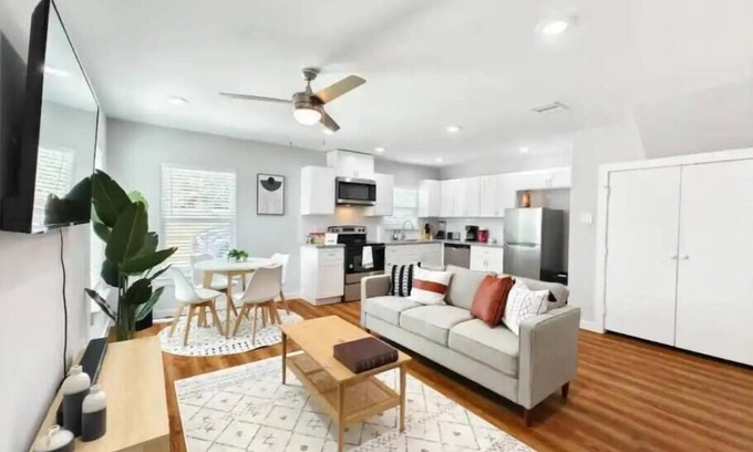 Northeast Houston House | Luxury 3BR Home Downtown Houston and near Airport