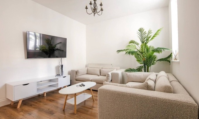 Woolwich House | Luxury 3BR | Sleeps 8 | Pool Table + PS5 | Near O2