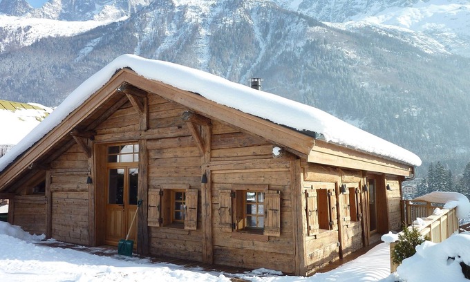 Chamonix-Mont-Blanc Ski Chalet | Luxury 4 Bedroom Spacious Chalet 5 min flat walk to Chamonix centre