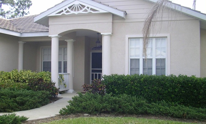 Braden River Villa | Luxury 4-bed home with private heated pool & hot-tub situated in Tara G&C Club