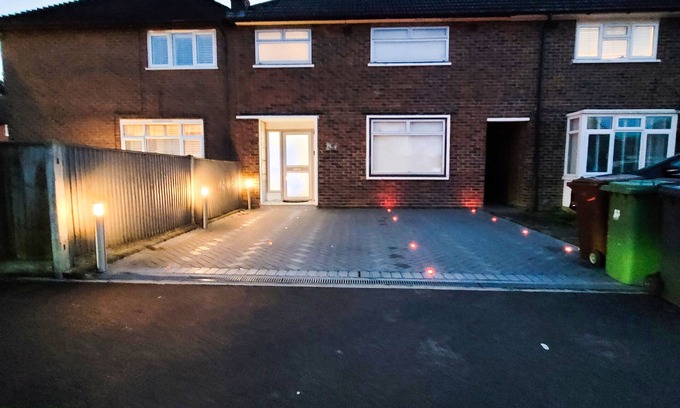 Borehamwood Apartment | Luxury, 4 Bedroom House, FREE Parking, Borehamwood