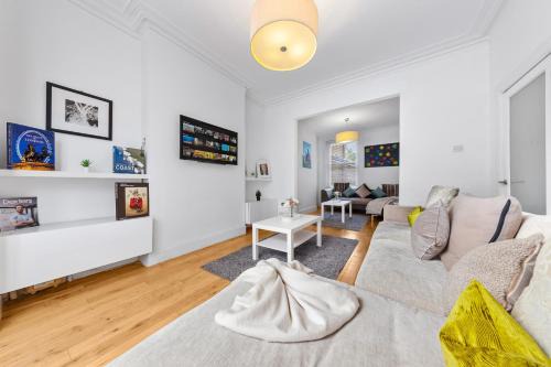 Elephant and Castle Apartment | Luxury 4-Bedroom Modern Flat in Central London Steps from Station, Sleeps 9 in Style!
