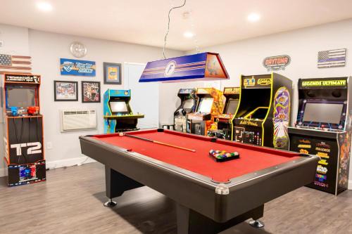 Lake Berkley Villa | Luxury 4 BR Home Lakeview Pool Arcade Room