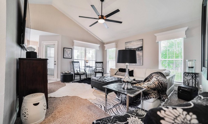 Jackson House | Luxury 4BR w/King Bed | Fast Wi-Fi | Private Yard