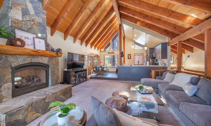 Truckee Cabin | Luxury 5 Bd Tahoe Donner Home - 2 Master King Bed Suites -New HotTub!