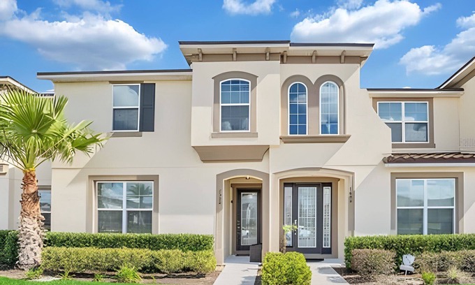 Four Corners House | Luxury 5-Bed home with Private Splash Pool