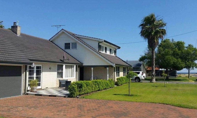 West Busselton House | Luxury 5-Bedroom Ocean-View Coastal Escape