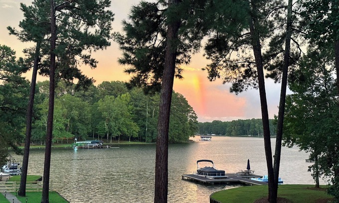 Putnam County House | Luxury 5-bedroom home on beautiful Lake Oconee with Private Pickleball court!