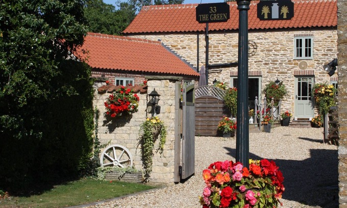 Sturton By Stow House | LUXURY 5* GOLD CONVERTED BARN WITH HOT TUB.TRADITIONAL VILLAGE NORTH OF LINCOLN