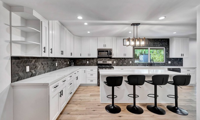 Woodland Hills House | Luxury 5b, 3.5BA house a Large backyard, BBQ. Weekly discount 7%, monthly 15%