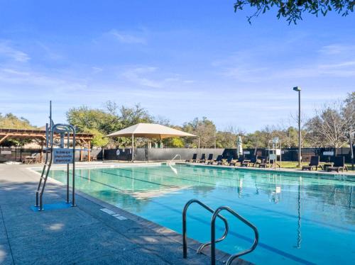 Scofield Farms House | Luxury 5BR, 3BA Austin Retreat ~ Pool~ Parking