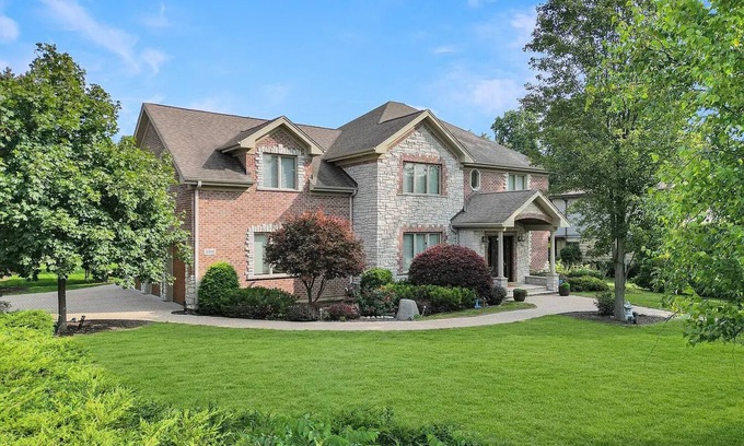 Prospect Heights House | Luxury 5BR/4.5BA 5400 Sq Ft w/Huge Yard+ Prime Suburb+ Game room +Chef's Kitchen