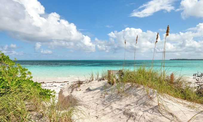 Spanish Wells Villa | Luxury 5BR Beachfront Villa “This Is It” + free premium 6-Seater Golf Cart