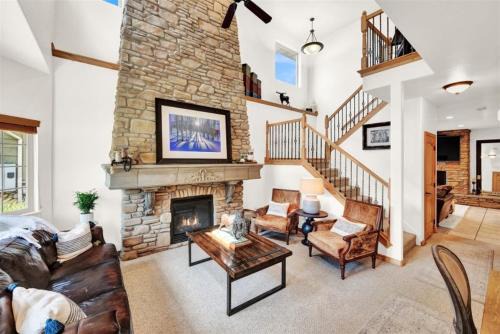 Wolf Creek House | Luxury Alpine Escape - Pool and Hot Tub Access