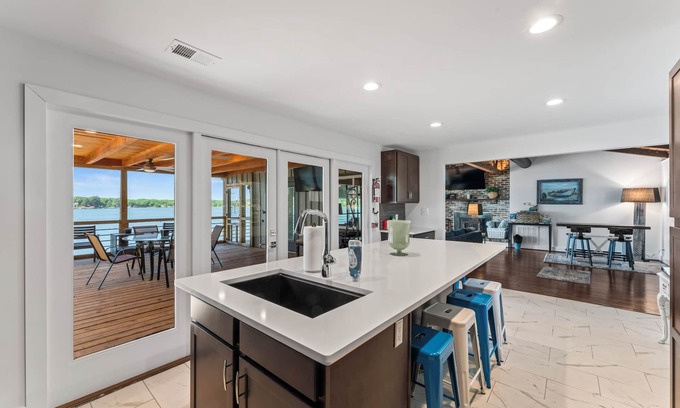 Talladega House | Luxury and Cozy Talladega Lakefront retreat with the best sunset views!